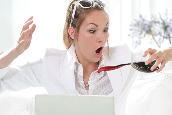 Как вывести пятна от красного вина?