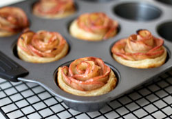 Оригинальные яблочные булочки в виде бутонов роз