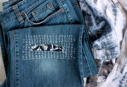 Как красиво залатать джинсы?