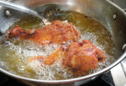Как просто и вкусно пожарить курицу?