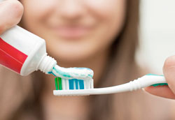 Какая зубная паста отбеливает зубы лучше всего?
