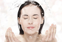 Как правильно очищать кожу лица?
