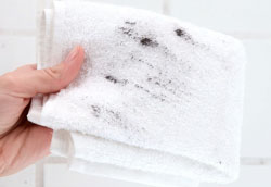 Как быстро очистить полотенце от свежих пятен?
