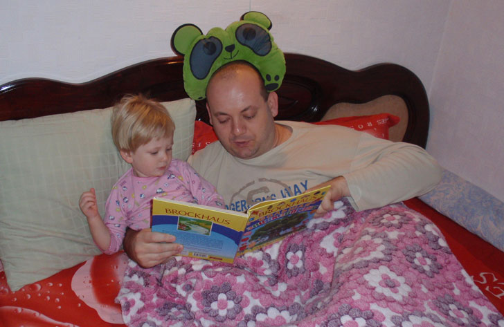 папа и дочка читают