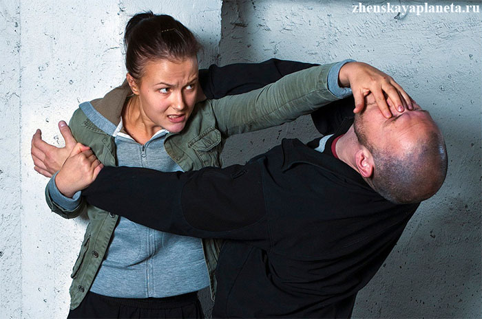 Женская самооборона: 7 советов, как дать отпор насильнику или грабителю
