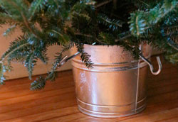 Как сделать подставку для новогодней ёлки с резервуаром для воды?