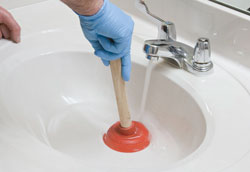 Как прочистить забитую раковину в ванной?