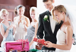 Правила этикета открытия свадебных подарков