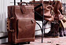 Как почистить кожаный чемодан на колесиках?