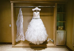 Как покрасить белое свадебное платье?
